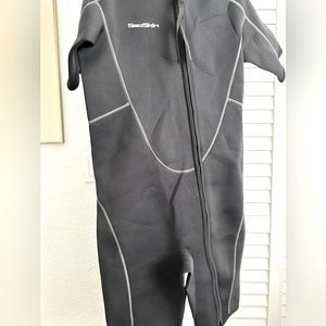 Men’s SeaSkin Shorty Wetsuit     NWOT